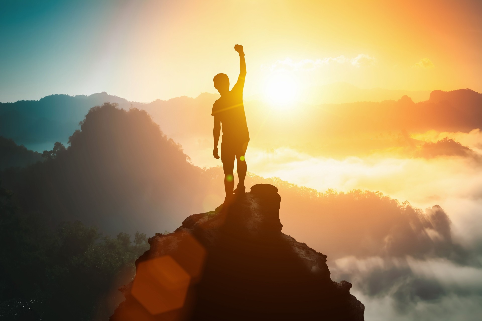 Silhouette de l’homme positif célébrant au sommet de la montagne, les bras levés, silhouette de l’homme debout sur la colline, affaires, succès, victoire, leadership, concept de réalisation. Aventure de voyage de liberté.